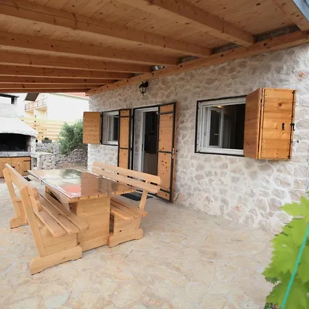 Kucica Uz Apartamento Sevid
